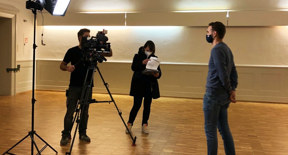 vilisto-steht-vor-der-Kamera-bei-dem-Videodreh-für-den-TV-Beitrag